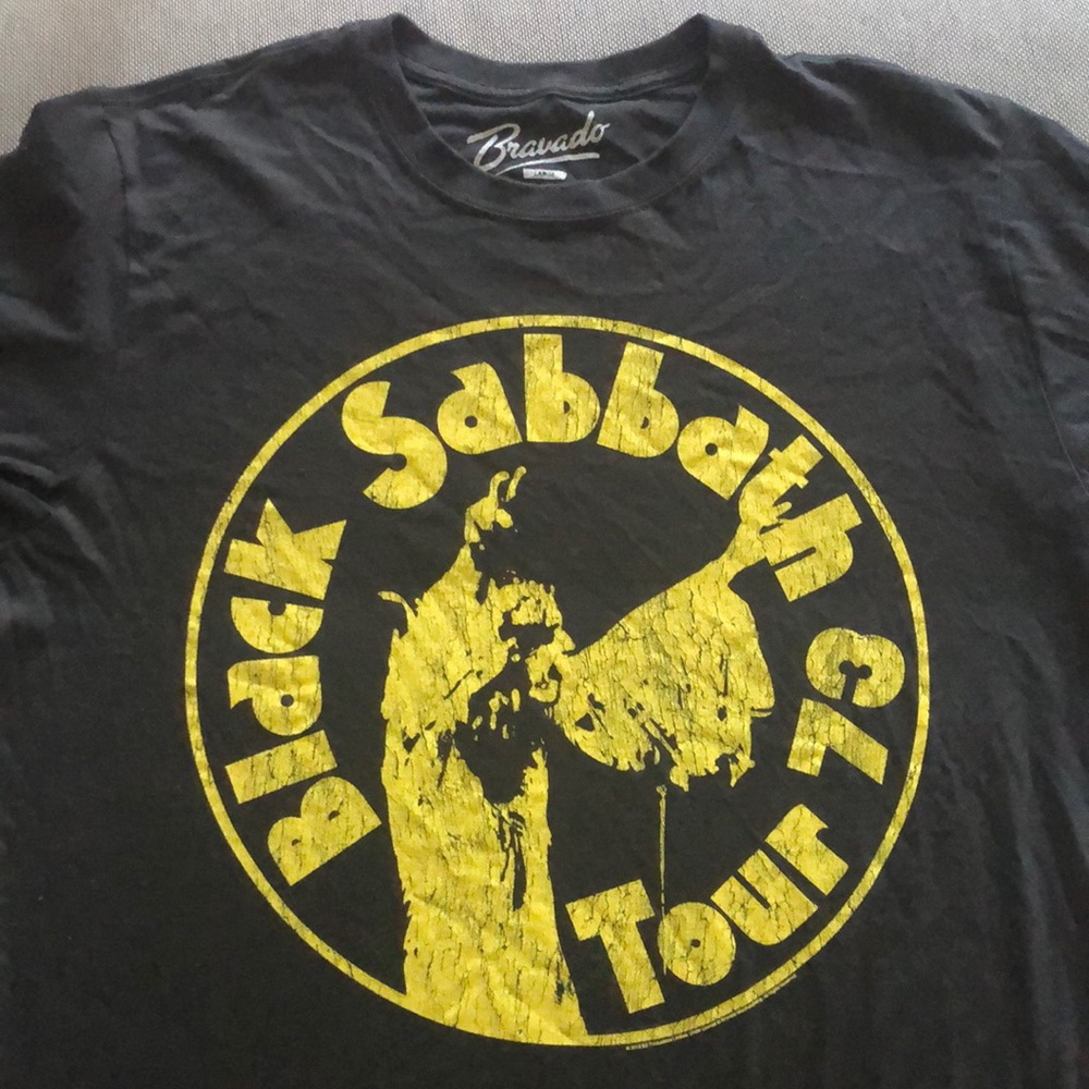 Size large. 22” pit to pit. 29” length .